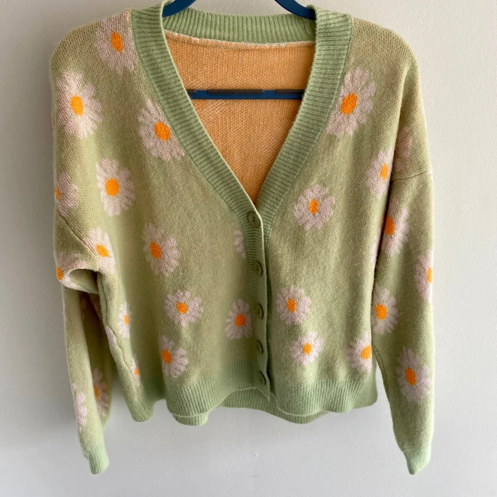 Light green cardigan/sweater, white & orange daisies.One size.Fun & flattering - Picture 3 of 12